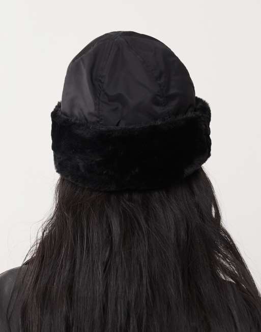 Gorro negro de nailon con ribete de piel sintética de Weekday, 2 de 3