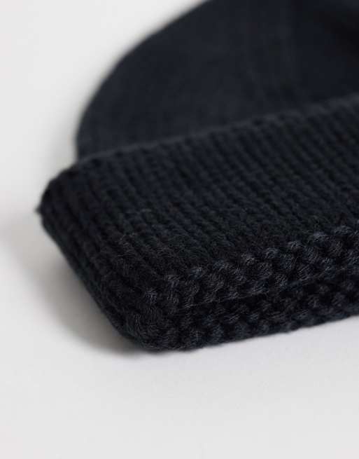 Gorro negro pequeño estilo pescador de punto acanalado de ASOS DESIGN, 2 de 3