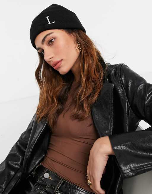 Gorro negro personalizado con la inicial 'L' de ASOS DESIGN