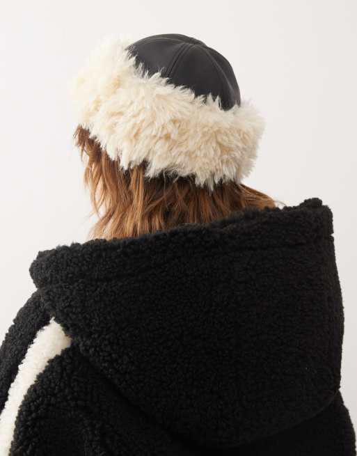Gorro negro y blanco hueso con ribete de piel sintética de Weekday, 2 de 3