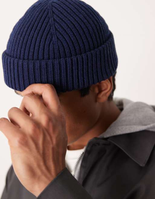 Gorro pequeño azul marino de canalé rico en lana premium de ARKET, 2 de 3