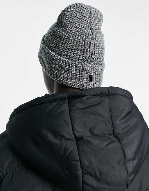 Gorro rojo y dorado utilitario con logo metalizado de Jordan, 3 de 4