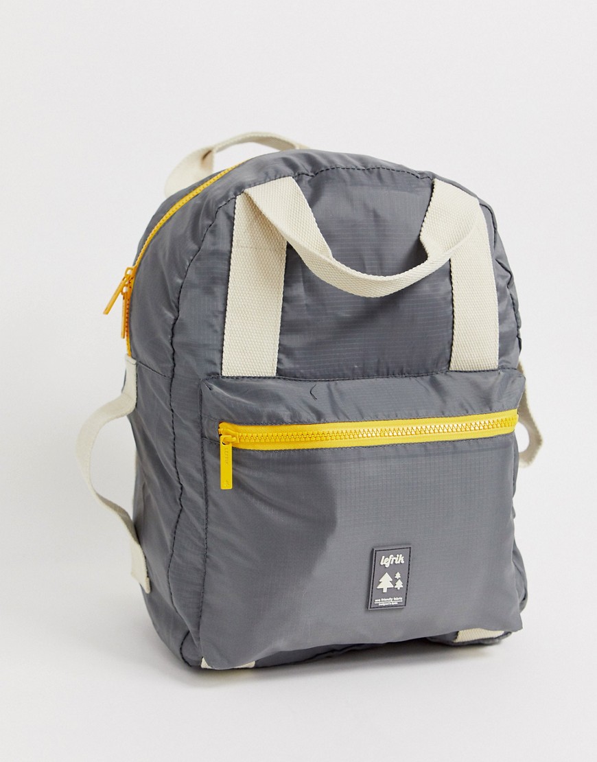 Grå pakbar rygsæk med lomme fremstillet af genanvendte materialer fra Lefrik