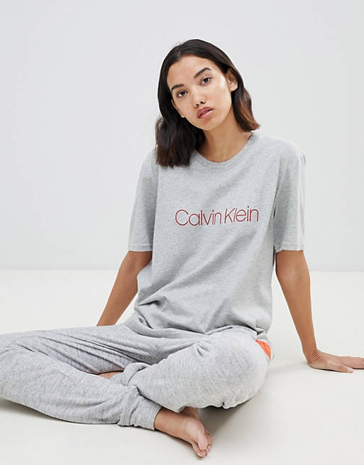 ubetalt Fremragende Autonom Grå pyjamas-top med rund hals og print på brystet fra Calvin Klein | ASOS