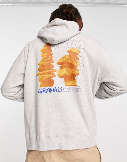 Gramicci – Kapuzenpullover in Grau mit Steinköpfe-Rückenprint