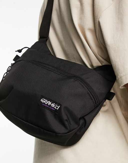 Gramicci – Schultertasche aus Cordura-Gewebe in Schwarz | ASOS