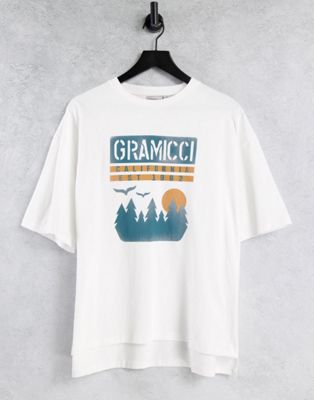 Gramicci – T-Shirt mit Sonnenuntergangs-Grafik und Schlitz in Weiß