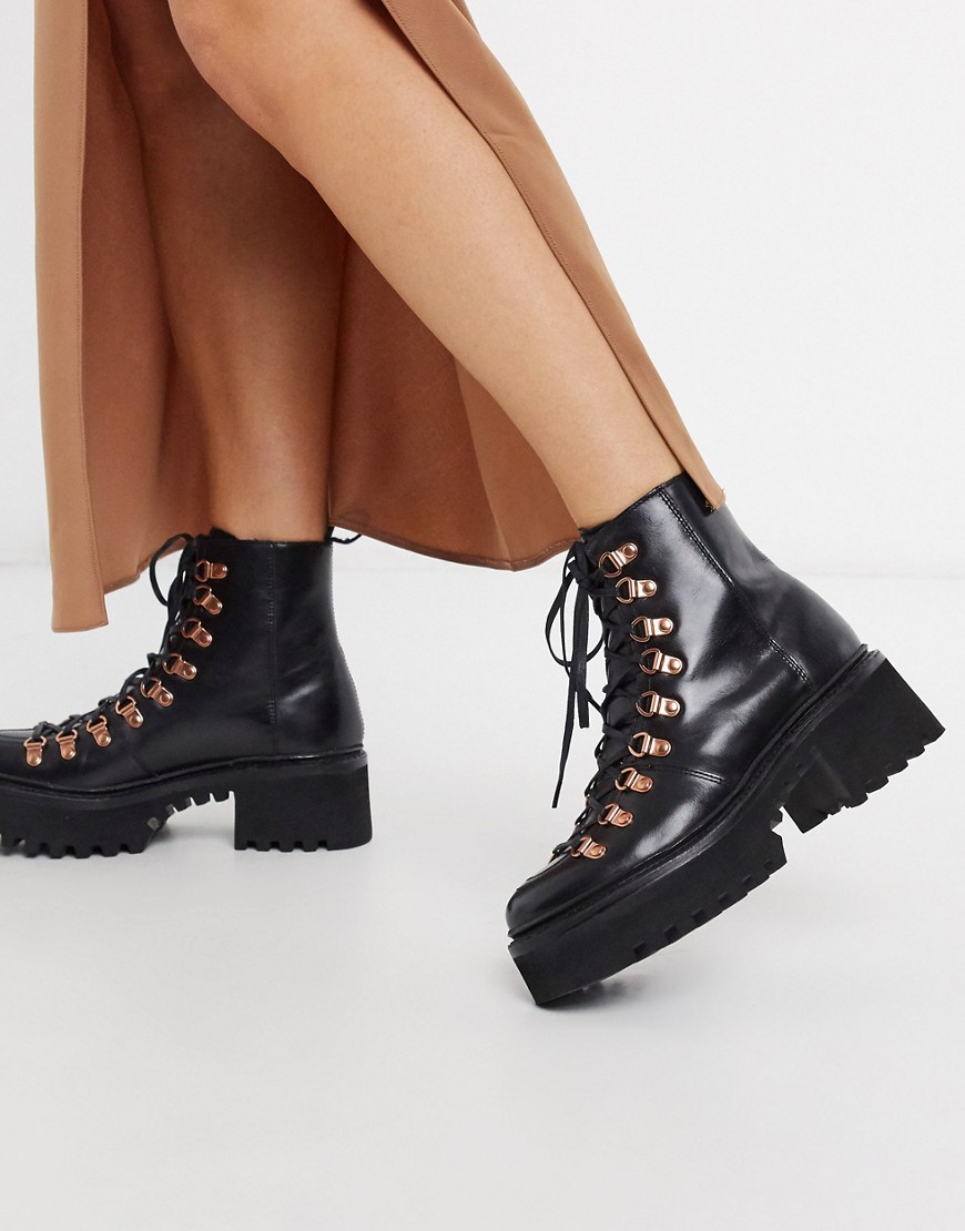 Grenson - Nanette - Zwarte lakleren wandellaarzen met dikke zool en roségouden hardware