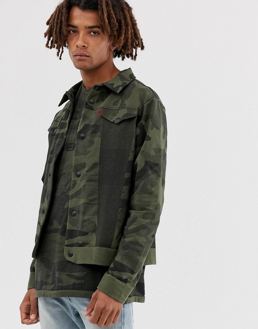 Grøn, strikket trucker-jakke i kamouflageprint fra Levi's Engineered