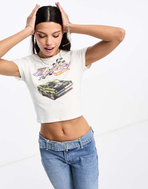 GUESS Originals – Biały T-shirt o krótkim fasonie z nadrukiem Hot Wheels