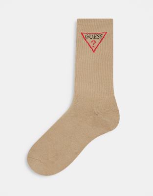 GUESS Originals – Socken in Hellbraun mit dreieckigem Logo
