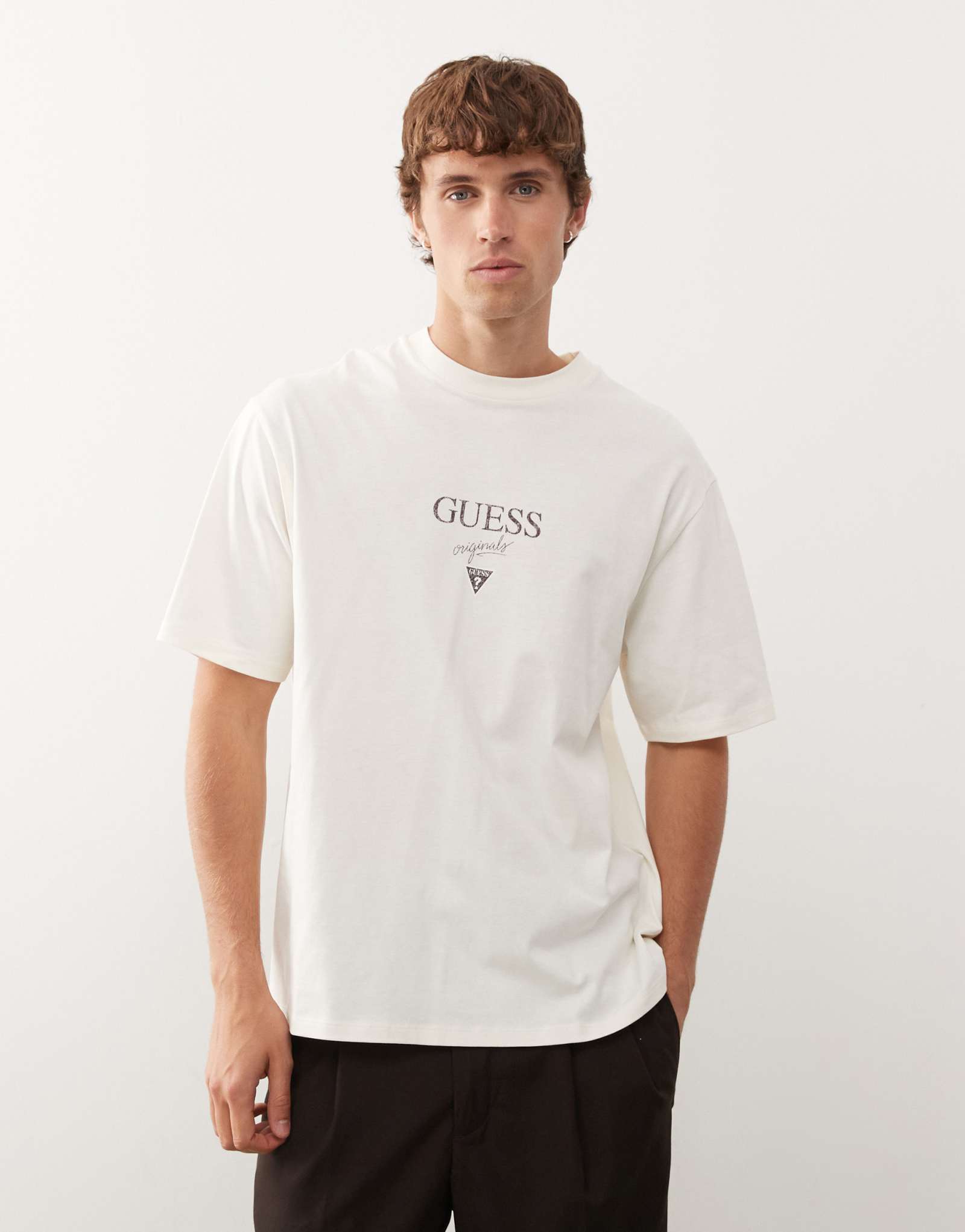 Футболка Guess Originals с напечатанным логотипом baker темно-белого цвета