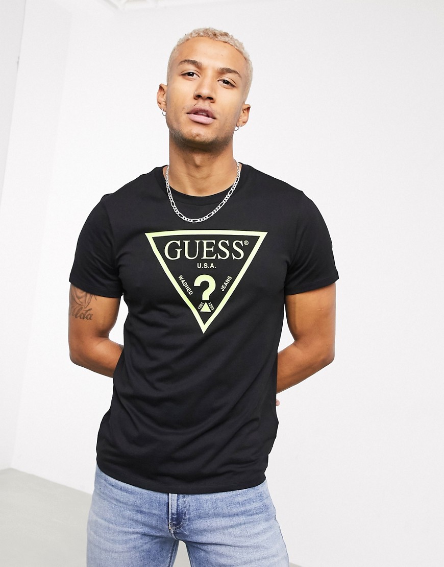 Guess - T-shirt met neon logo op de borst in zwart