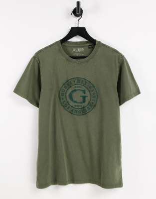 Guess t-shirt with circle chest logo in 