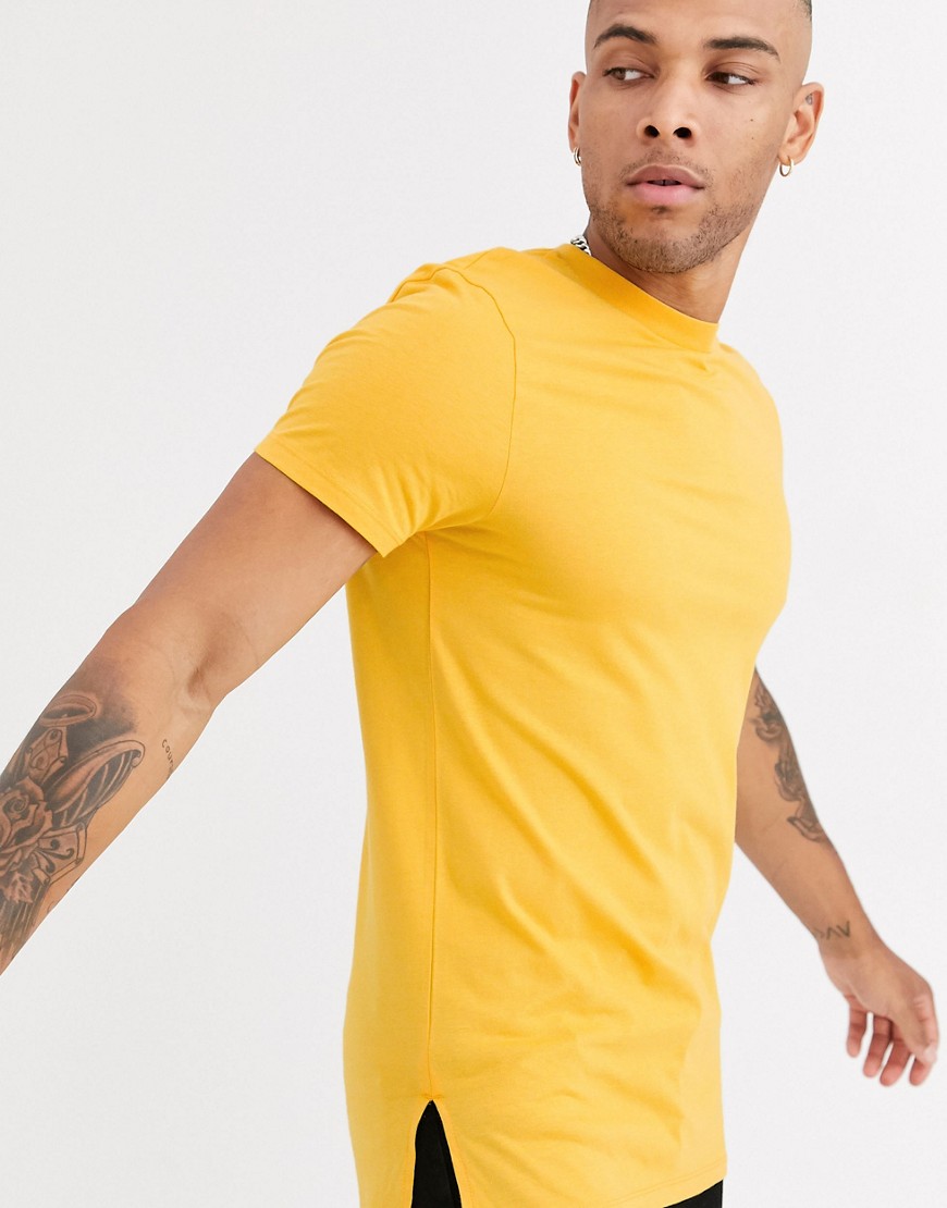 Gul longline T-shirt med rund hals og slidser i siden fra ASOS DESIGN