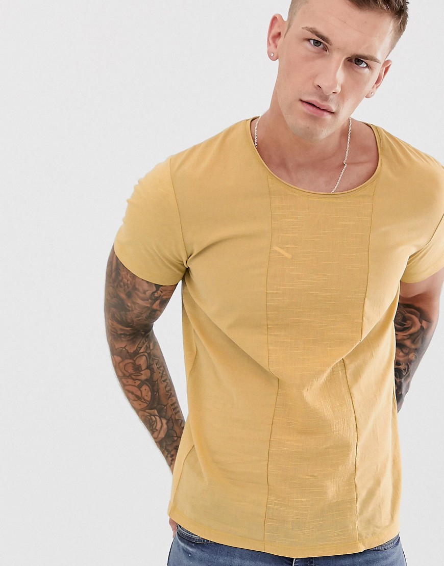 Gul t-shirt med vævet panel fra Jack & Jones Premium-Brun