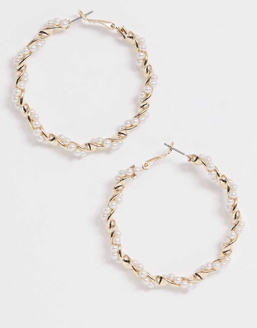 Guldfarvede hoop-øreringe i twist-design med perler fra ASOS DESIGN