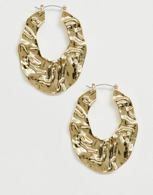 Guldfarvede kruset ovale hoop-øreringe fra DesignB London