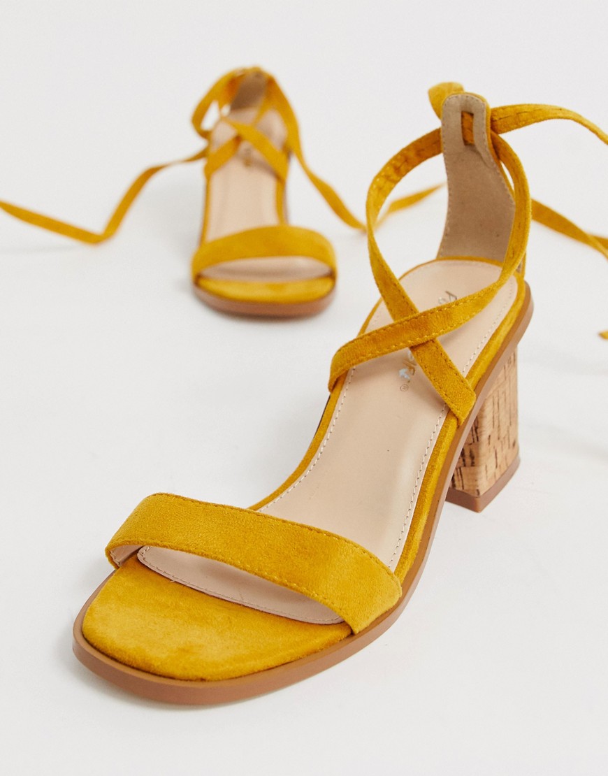Gule Vogue sandaler med høje hæle af kork og bindebånd ved ankelen fra Public Desire