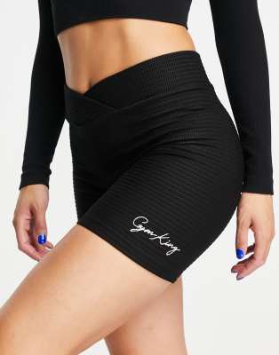 Gym King - Figurbetonende Shorts in Schwarz mit Waffelstruktur