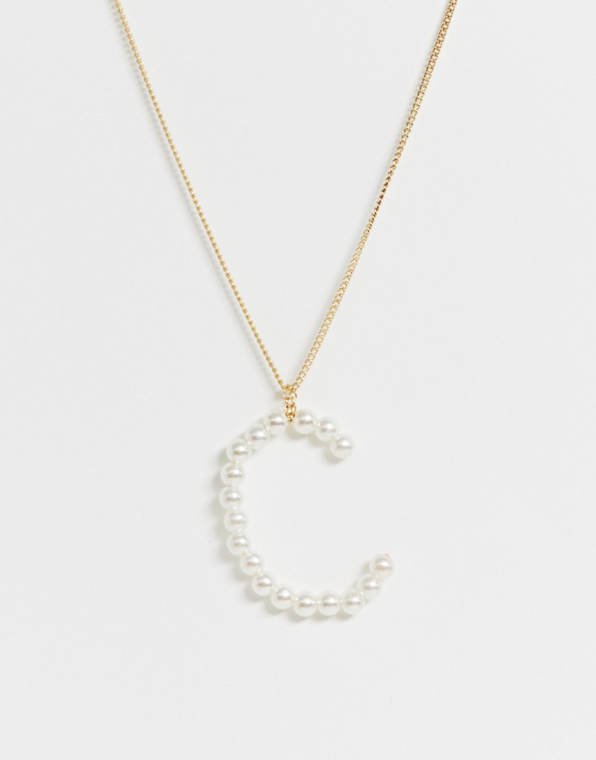 Halskæde med C initial i imiterede perler fra DesignB London-Guld