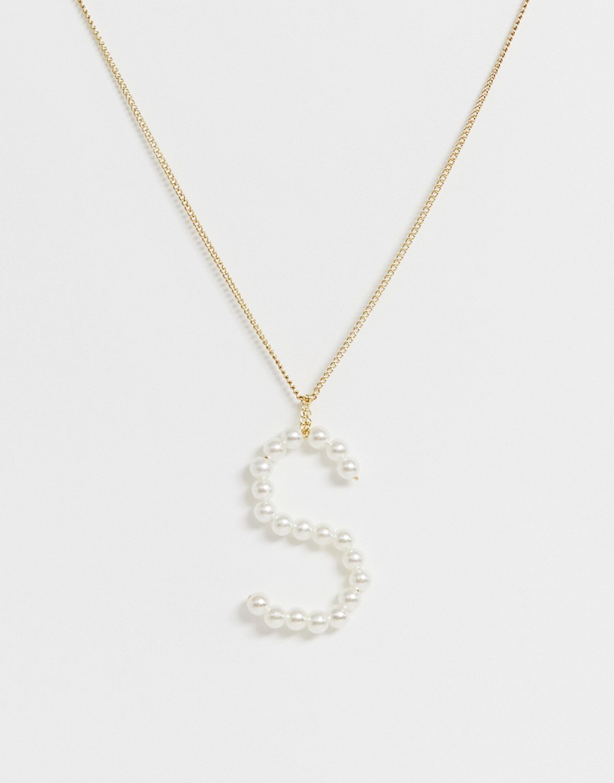 Halskæde med S-initial i imiteret perler fra DesignB London-Guld
