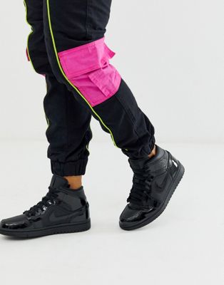 Halvhøje sorte sneakers fra Nike Jordan 1