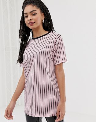 Halvlang T-shirt med vertikale striber med pink mønster fra New Look