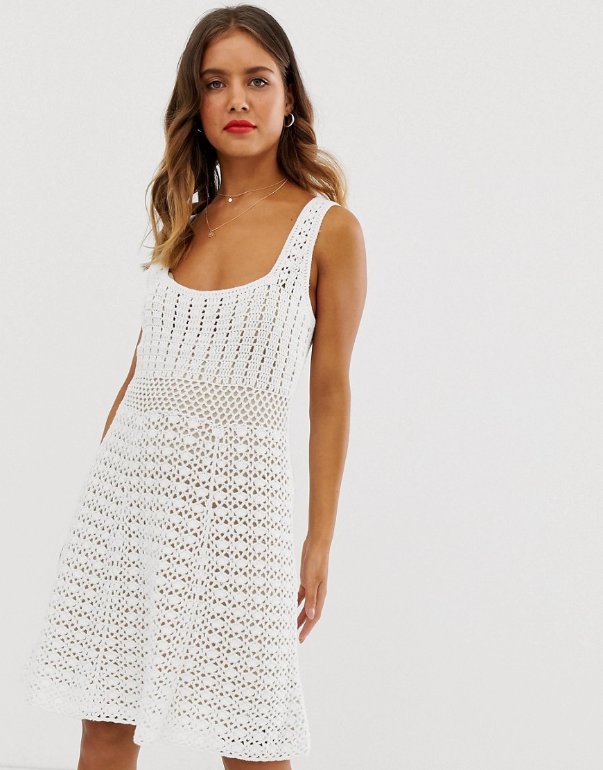 Håndhæklet kjole med firkantet halsudskæring fra ASOS DESIGN premium-Creme