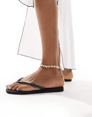 Havaianas - Zehensandalen in Schwarz mit eckiger Zehenpartie und Metallic-Logo