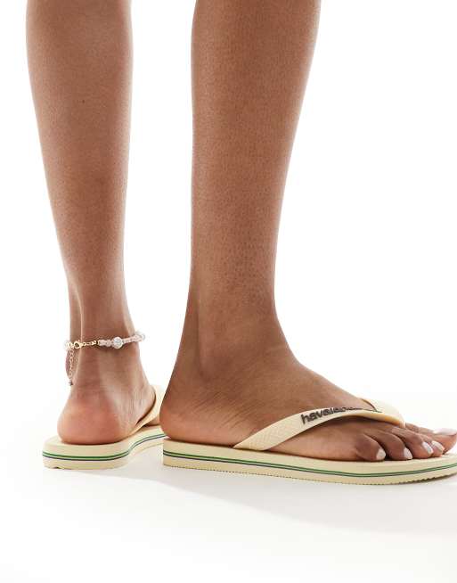Havaianas – Zehenstegsandalen in Buttercremeweiß mit brasilianischem Logo, 3 von 4
