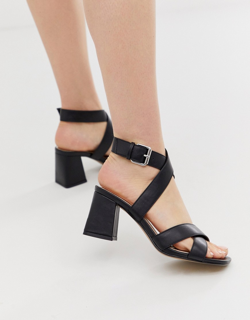 Head Over Heels – Jay – Svarta sandaler med blockklack och omlottremmar