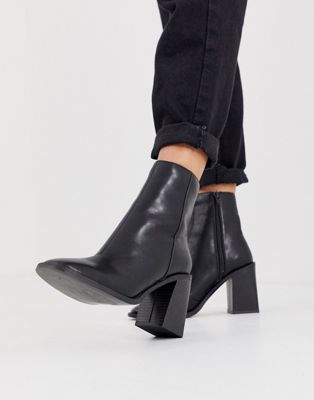 Head Over Heels — Olivee — Sorte ankelstøvler med firkantet tå og høje hæle-Beige