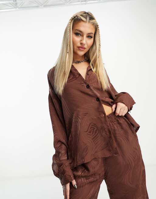 Heartbreak - Camicia oversize marrone cioccolato in raso jacquard in coordinato