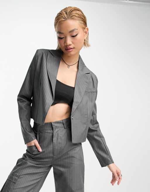 Heartbreak - Cropped blazer in grijs met krijtstreep, deel van co-ord set