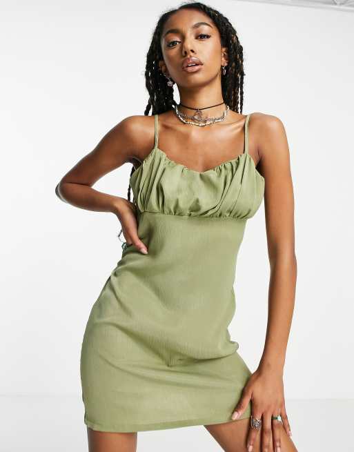 Heartbreak - Mini cami-jurk van kreukstof in saliegroen, deel van co-ord set