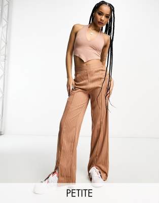 Heartbreak Petite pinstripe wide leg split front trousers in brown φωτογραφία