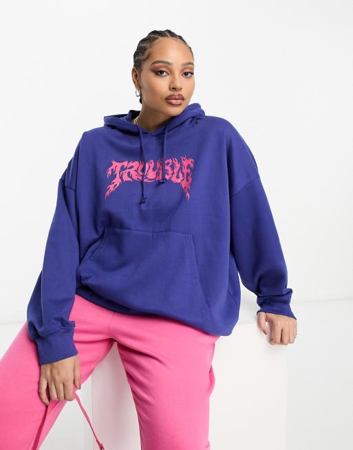 Heartbreak Plus – Kapuzenpullover in Marineblau mit „Trouble“-Grafikprint