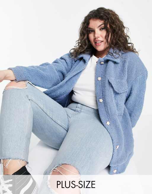 Heartbreak Plus – Oversize-Teddyfell-Jacke in Blau mit Knöpfen in Blütenoptik