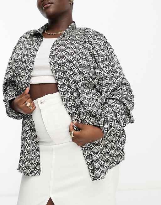 Heartbreak Plus - Oversized skjorte i geometrisk sort/hvidt print - Del af sæt