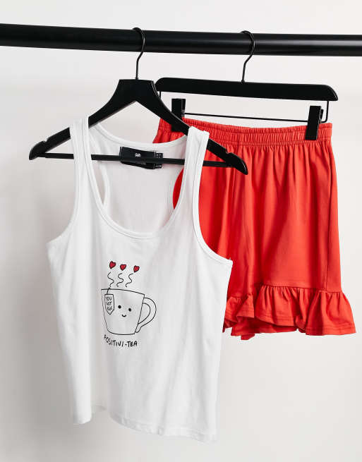 Heartbreak – Pyjama-Set aus Trägertop mit „Positivi-Tea”-Print und gerüschten Shorts in Weiß und Rot