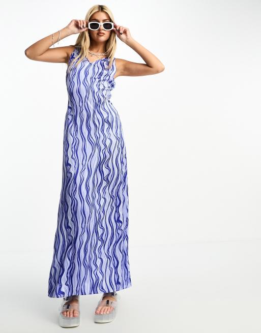Heartbreak - Robe longue en satin à ourlet fluide et imprimé ondulé - Bleu