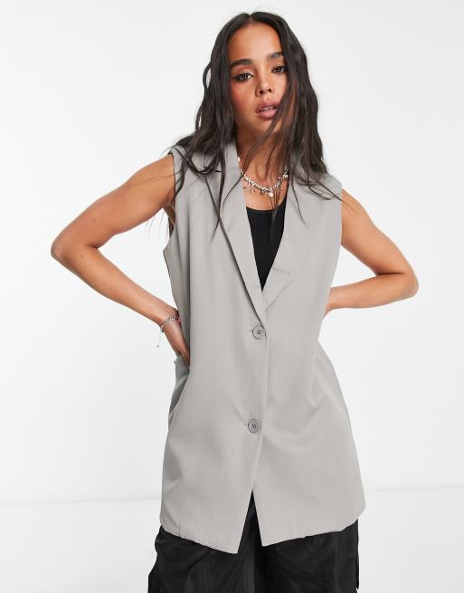 gray sleeveless jacket