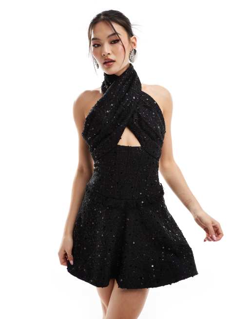Heiress Beverly Hills – Czarna sukienka mini z dzianiny typu boucle z dekoltem typu halter i falbanką