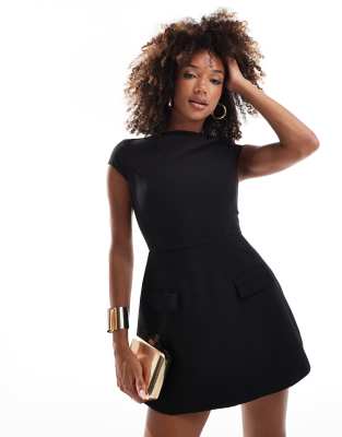 Heiress Beverly Hills – Hochwertiges, strukturiertes A-Linien-Minikleid in Schwarz mit Flügelärmeln und Taschendetail - view 1