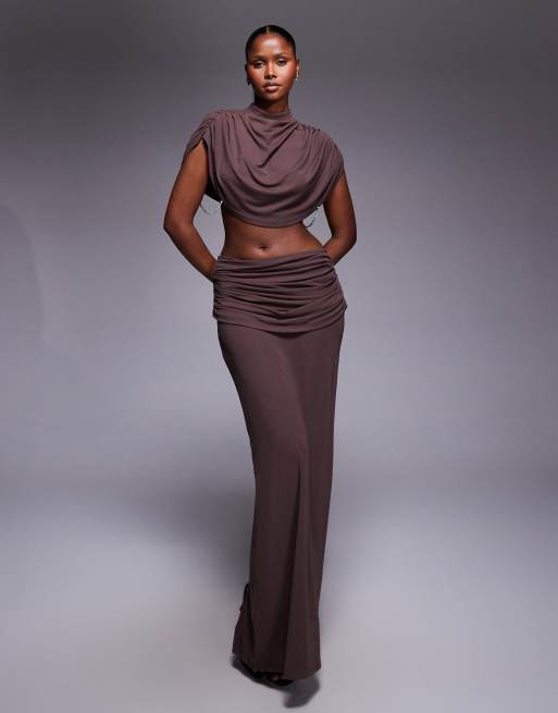 Heiress Beverly Hills - Co-ord set van premium gedrapeerde hoogsluitende top en maxirok in chocoladebruin, 3 van 3