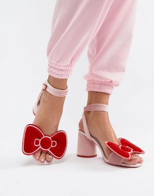 Hello Kitty x ASOS DESIGN - Sandal med sammetsrosett och klack-Flerfärgad