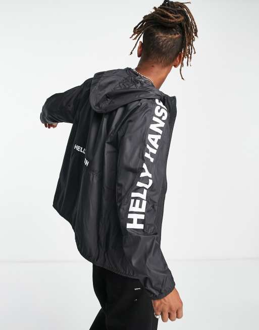 Helly Hansen – Active – Czarna kurtka wiatrówka z nadrukiem na plecach i rękawie