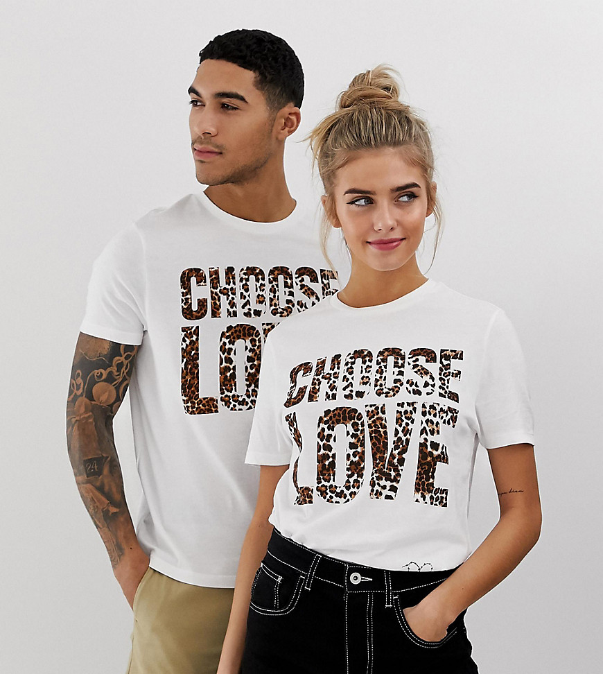 Help Refugees – Vit t-shirt i ekologisk bomull med leopardmönstrat Choose Love-tryck