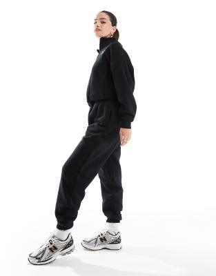 Hera Collective Joggers In Black